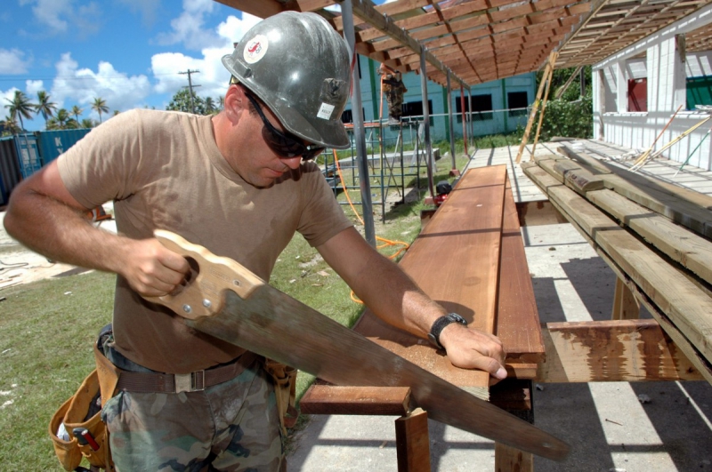 charpentier-BRIANCONNET-min_worker_construction_building_carpenter_male_job_build_helmet-893290